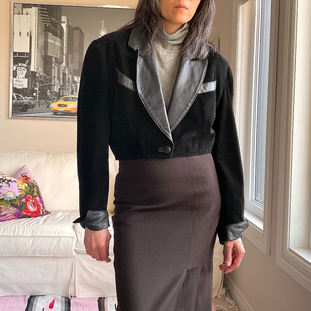 Danier black leather and suede cropped peaked lapel jacket - Picture 2 of 16